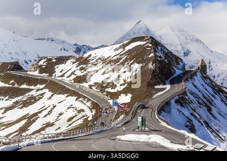 Austria. Strada turistica di Grossglockner. La prima neve cadde sulla Alpine Road. La strada è recintata. La strada è composta da 36 giri a serpentina. Ecologi Foto Stock