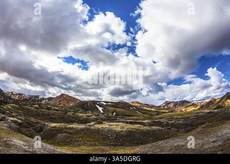 Viaggio in Islanda nel mese di luglio, tundra vulcanica estiva. Montagne multicolore di riolite - arancione, giallo, verde e blu Foto Stock