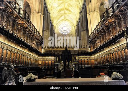 Cattedrale di Santa Maria de la Sede a Siviglia, Andalusia, Spagna, altare della chiesa magnificamente decorato con una magnifica illuminazione e volta gotica, se Foto Stock