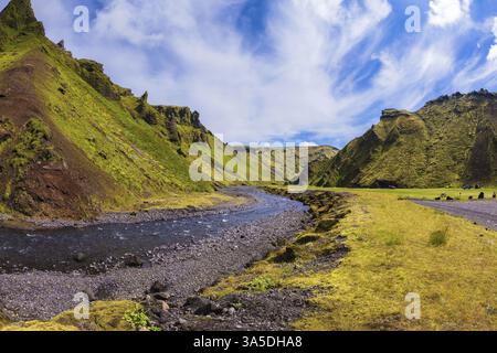 Canyon Pakgil in Islanda. Pittoresche colline basaltiche ricoperte di erba verde e muschio polare. Sul fondo di un canyon, molti corsi d'acqua scorrono Foto Stock