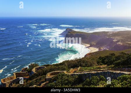 Sudafrica. Potente surf oceanico. Capo di buona speranza all'estremità meridionale della Penisola del Capo. Schiuma bianca del surf dell'oceano. Vista dall'alto. Brillante Foto Stock