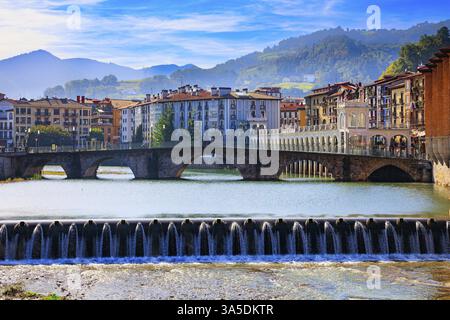 Una bellissima diga e un ponte furono costruiti sul fiume Oria. Paesi baschi. Tholosa è una piccola città vecchia dall'architettura interessante e insolita Foto Stock