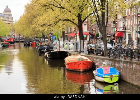 Europa, Paesi Bassi, Amsterdam, barche legate lungo i canali. Foto Stock