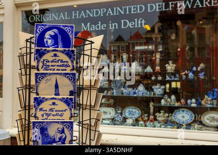 25 aprile 2017. Europa, Paesi Bassi, Delft. Negozio turistico di ceramiche dipinte a mano. Delftware. Foto Stock