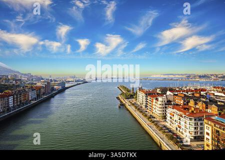 Esotico europeo. Portugalete, il famoso quartiere di Bilbao. Paesi baschi. Il famoso ed unico traghetto fuoribordo. Volo in traghetto sul fiume Nervion. Foto Stock