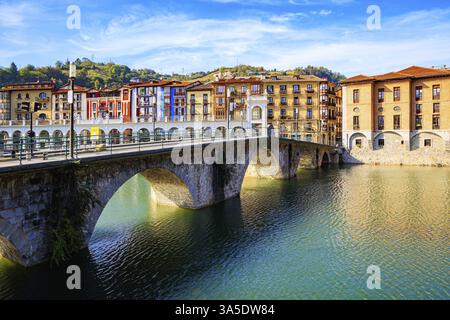 Tholosa è una piccola città vecchia con un'architettura interessante e insolita. Paesi baschi. È stato costruito un bel ponte sul fiume Oria Foto Stock