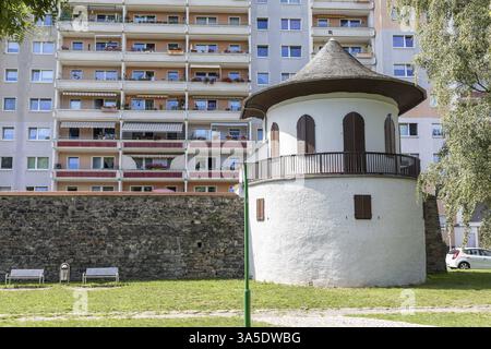 Torre della polvere con resti delle mura della città su Nicolaistrasse, sullo sfondo un edificio prefabbricato degli anni '1980, Zwickau, Sassonia, Germania, EUR Foto Stock