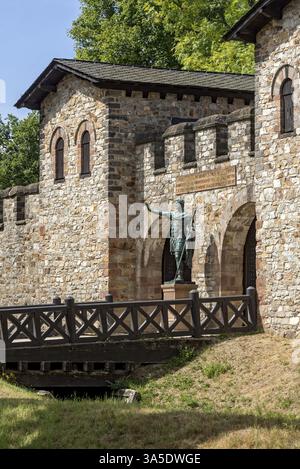 Porta principale, porta Praetoria con statua in bronzo dell'imperatore Antonino Pio, forte romano di Saalburg, fortezza ricostruita della coorte, museo, parco archeologico, Foto Stock