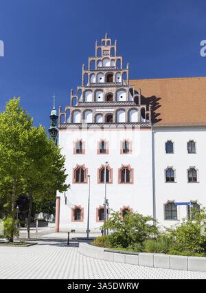 Duennebierhaus, oggi un ufficio di registro, con un imponente timpano a Katharinenstrasse, sullo sfondo la torre del Gewandhaus, centro storico Foto Stock