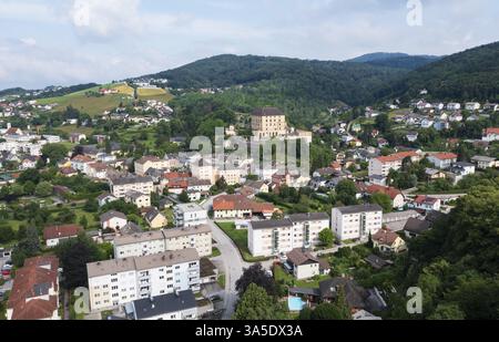 Immagine drone, Steyregg con castello di Steyregg, alta Austria, Austria, Europa Foto Stock