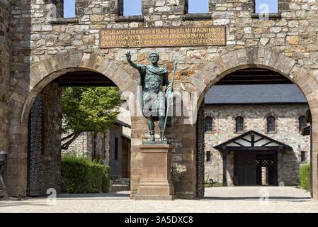 Porta principale, porta Praetoria con statua in bronzo dell'imperatore Antonino Pio, targa con iscrizione per Guglielmo II, sala grande sul retro, basilica, ASA Foto Stock