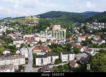 Immagine drone, Steyregg con castello di Steyregg, alta Austria, Austria, Europa Foto Stock