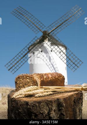 Diversi tipi di pane e di un mulino in background. Cielo blu Foto Stock