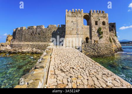 Potenti mura e torri sono ricavate da pietre tagliate. Il pittoresco porto antico di Methoni nel Mediterraneo greco. Il concetto di attivo, foto e. Foto Stock