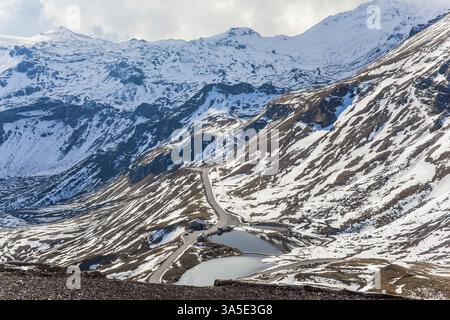 La strada turistica Grossglockner in Austria attraversa il Parco della Torre di Hohe. La prima neve cadde a settembre. La strada è composta da 36 giri a serpentina Foto Stock