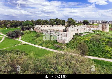 I resti delle mura della fortezza di Tel Afek che esisteva duemila anni fa. Primavera in Israele. Le colline di Yarkon Park. Sparare da un bir Foto Stock