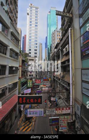 HONG KONG - 11 DICEMBRE 2014: Regione amministrativa speciale di Hong Kong. Su una stretta strada della vecchia Hong Kong c'è la vita quotidiana Foto Stock