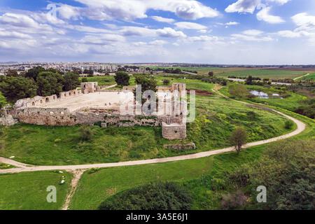 Le mura della fortezza di Tel Afek che esisteva duemila anni fa. Primavera in Israele. Le colline di Yarkon Park. Riprese con drone Foto Stock