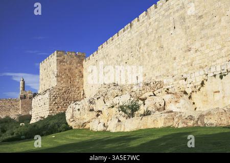 Le antiche mura della Gerusalemme eterna e la Torre di Davide. Bellissimo tramonto Foto Stock