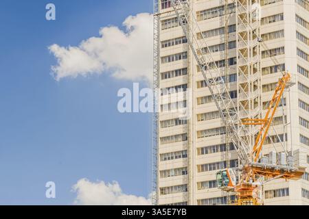 Seoul, Corea del Sud, 9 settembre 2018: Gru gialla di fronte all'edificio residenziale a grattacielo, in Asia Foto Stock