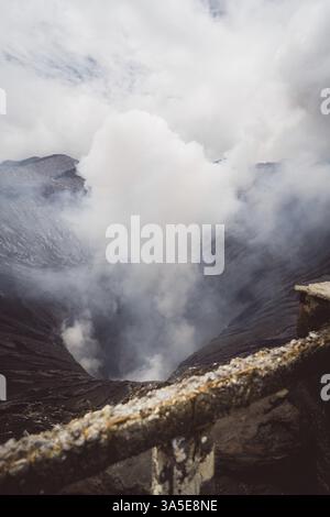 Pennacchi di fumo che si innalzano nelle nuvole da un cratere vulcanico, il vulcano Bromo, lo Sri Lanka, l'Asia Foto Stock