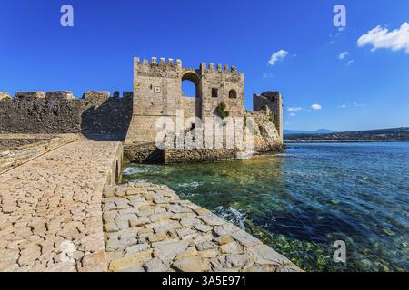 Il pittoresco porto antico di Methoni nel Mediterraneo greco. Potenti mura e torri sono fatte di pietre tagliate. Il concetto di attivo, foto e h Foto Stock