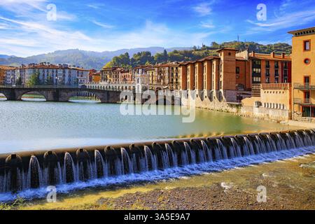 Paesi baschi. Tholosa è una piccola città vecchia con un'architettura interessante e insolita. Una bellissima diga e un ponte furono costruiti sul fiume Oria Foto Stock