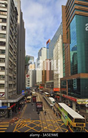 HONG KONG - 11 DICEMBRE 2014: Regione amministrativa speciale di Hong Kong. Su una stretta strada di Hong Kong c'è la vita quotidiana Foto Stock