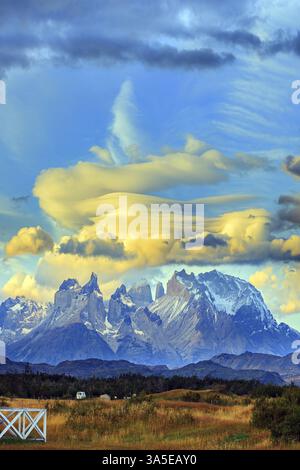 Le imponenti torri di granito di Cuernos del Paine. Nuvole incredibili illuminate dal tramonto. Cile. Parco Torres del Paine Foto Stock