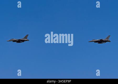 Davis Monthan AFB 3-22-2025 Tucson AZ USA USAF F-16CJ che esegue una dimostrazione di aCombat Search and Rescue all'aperto di Davis Monthan Foto Stock