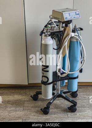 Leopoli Ucraina 10.02.25 Un sistema di erogazione di gas medicale è posizionato in una struttura sanitaria. È dotato di serbatoi multipli per ossigeno e protossido di azoto, r Foto Stock