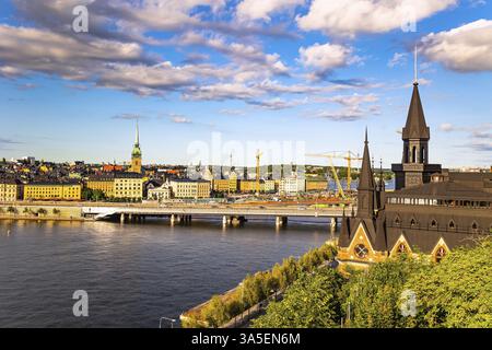 Caldo giorno estivo a Stoccolma. La luce dorata del tramonto illumina gli antichi edifici della città. Stoccolma è la capitale della Svezia Foto Stock