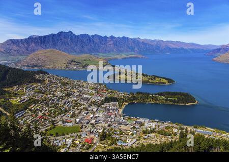 Viaggio in nuova Zelanda, Isola del Sud. Enorme lago azzurro tra le montagne. Vista dall'alto. La città - resort Queenstown, sponde del Lago Wakatipu. Il Foto Stock