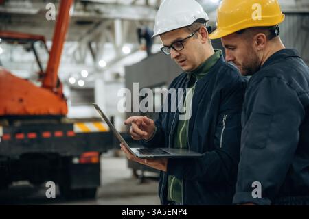 Due operai maschi sono nel magazzino. Foto Stock