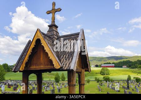 Antico cimitero nel cimitero. Ingresso al cimitero. La più antica chiesa di Heddal. Viaggi in Norvegia in estate Foto Stock