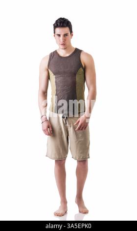 Foto a tutta lunghezza di un bel ragazzo che indossa eleganti semi-pantaloncini e t-shirt isolata in bianco Foto Stock