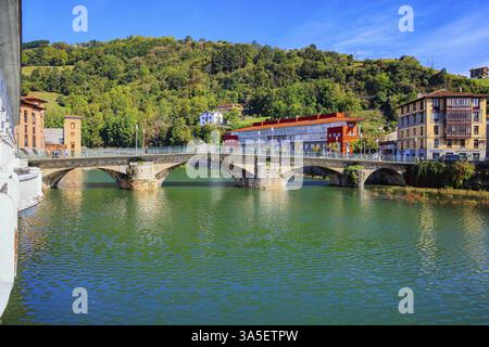 Paese basco. Tholosa è una piccola città vecchia con un'architettura interessante e insolita. Le rive del fiume Oria. Un bel ponte e una diga sono stati costruiti Foto Stock