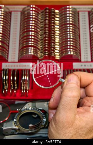 L'immagine mostra un set di lenti di prova, uno strumento utilizzato dagli optometristi per determinare l'errore di rifrazione del paziente e la corretta prescrizione delle lenti. Foto Stock