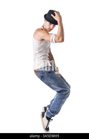 Hip hop dancer che mostra alcuni movimenti isolati in sfondo bianco Foto Stock