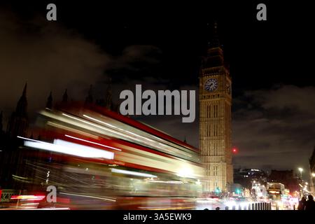 Londra, Regno Unito. 22 marzo 2025. Questa foto scattata il 22 marzo 2025 mostra il Big Ben durante l'evento Earth Hour a Londra, in Gran Bretagna. Crediti: Li Ying/Xinhua/Alamy Live News Foto Stock