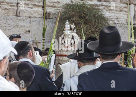 GERUSALEMME, ISRAELE - 12 OTTOBRE 2014: Mattina autunno Sukkot. L'area di fronte al muro Occidentale del Tempio. Folla di fedeli ebrei in bianco Foto Stock