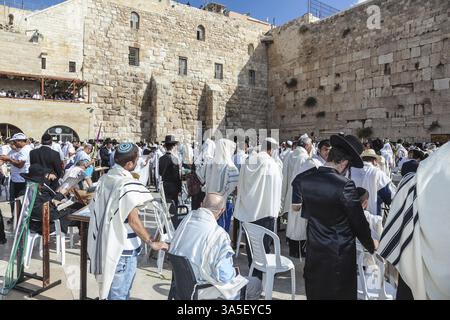 GERUSALEMME, ISRAELE - 12 OTTOBRE 2014: Mattina autunno Sukkot. Un'enorme folla di ebrei fedeli che indossano scialli bianchi Foto Stock