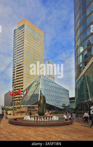 HONG KONG, 11 DICEMBRE 2014: Regione amministrativa speciale di Hong Kong. Piazza nel centro cittadino decorata con una fontana e una scultura astratta. Il cit Foto Stock