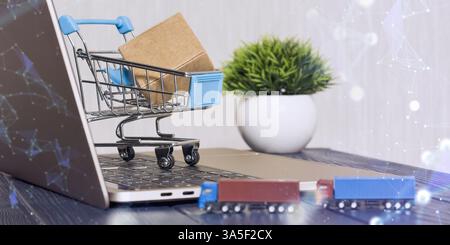 Mini carrello con pacchetto su tastiera per laptop, simbolo dell'e-commerce e dello shopping online Foto Stock