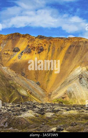 Tundra vulcanica estiva. Viaggio in Islanda a luglio. Incredibili sfumature di montagne riolitiche: Giallo, arancione, verde e blu Foto Stock