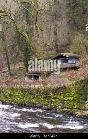 Case in legno lungo il fiume selvaggio a Monschau. Foto Stock