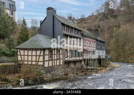 Case in legno lungo il fiume selvaggio a Monschau. Foto Stock