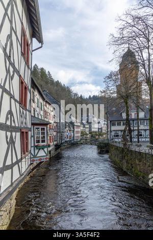 Vista del paesaggio urbano di Monschau e delle tipiche case tedesche in legno lungo il fiume. Foto Stock