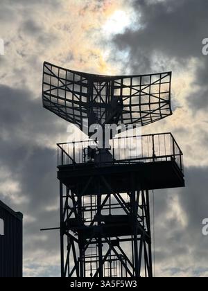 Exeter Airport, Exeter, Devon: Radar scanner Against a Moody Sky Foto Stock
