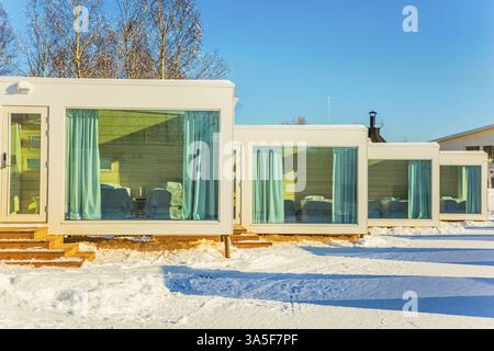 ROVANIEMI, LAPPONIA, FINLANDIA - 7 MARZO 2017. Magnifico hotel in Lapponia. Strada accovacciata in inverno, giorno gelido. Concetto di turismo attivo Foto Stock